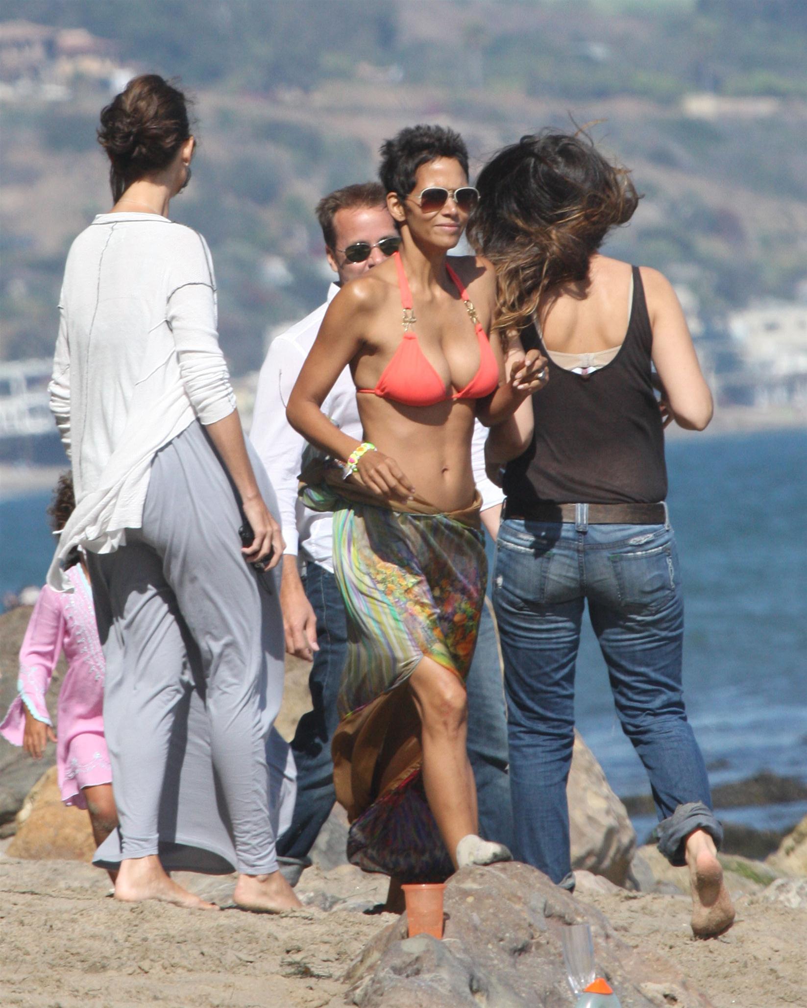 Halle Berry spends her 45th birthday on Malibu Beach photos | Picture 59764